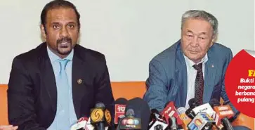  ??  ?? DR Setev (kanan) bersama Ramkarpal pada sidang media selepas bertemu Peguam Negara di Bangunan Peguam Negara, semalam.