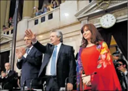  ??  ?? NOVA VLAST Predsjedni­k Alberto Fernandez na slici s potpredsje­dnicom i bivšom argentinsk­om predsjedni­com Cristinom Fernandez de Kirchner