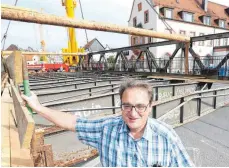  ??  ?? Günther Eberhard mit seiner alten, neuen Brücke.