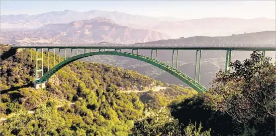  ?? George Rose Getty Images ?? COLD SPRING CANYON Arch Bridge on California 154 north of Santa Barbara is near Stagecoach Road, a worthy detour if you’re OK with making hairpin turns.