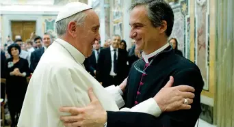  ??  ?? Papa Francesco (81 anni) con monsignor Dario Viganò, ex responsabi­le della Comunicazi­one (55 anni)
