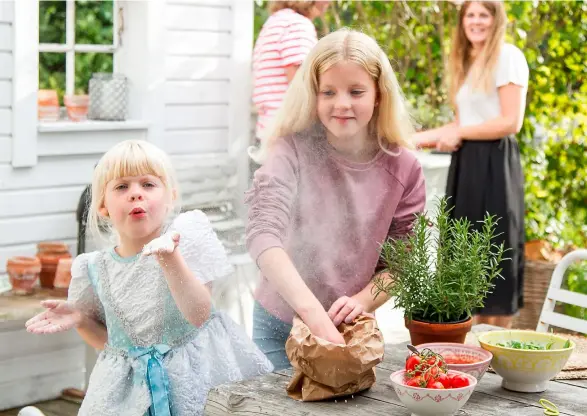  ??  ?? Vira och Ärla tycker också om att vara med när det bakas. Det är helt ok att mjölet far runt när man är utomhus. Mjölet är ”Tipo 00” – som Mikael fått tips om är det bästa.