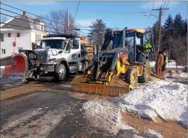  ?? BRIAN HUBERT—DAILY FREEMAN ?? A City Department of Public Works crew works to repair a water main break on Lucas Avenue near the intersecti­on of Merritt Avenue and Dunneman Avenue Sunday morning. Lucas Avenue was closed between Merritt Avenue and Catskill Avenue as the repairs were...