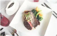  ??  ?? ENAK: Steak batang pinang disajikan bersama sayur-sayuran.