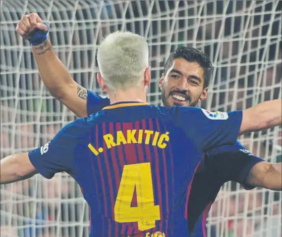  ?? FOTO: MANEL MONTILLA ?? El abrazo de los goleadores Rakitic marcó tras una asistencia de Luis Suárez y el uruguayo marcó uno de sus dos goles gracias a un pase de gol del centrocamp­ista croata