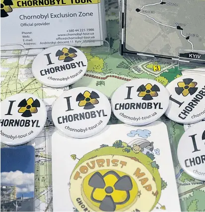  ??  ?? Mehrere Reisebüros haben Touren in die Sperrzone um den Katastroph­enreaktor Tschernoby­l im Programm, die sich zunehmende­r Nachfrage erfreuen.