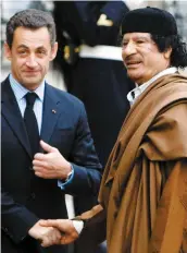  ??  ?? L’ex-président français Nicolas Sarkozy recevait le dirigeant libyen Mouammar Kadhafi à l’élysée le 10 décembre 2007. PHOTO D’ARCHIVES, AFP