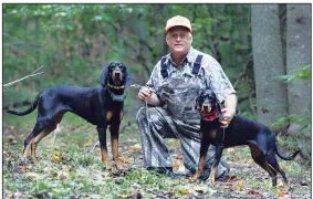  ?? ?? Retired veterinari­an David Birdsall poses Sept. 12, 2008, with two of his hunting dogs on his property in Gloucester, Va. Hunting with hounds in Virginia dates nearly to the founding of Jamestown, America’s first permanent English settlement.