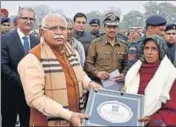  ??  ?? ■ Haryana chief minister Manohar Lal honouring a family member of a martyr during a state-level function organised in the memory of martyrs in New Delhi on Wednesday. HT PHOTO