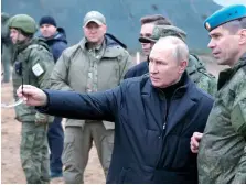  ?? ?? الرئيس الروسى فلاديمير بوتين مع قيادات عسكرية فى بلاده