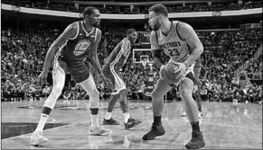  ??  ?? Blake Griffin van Detroit Pistons (r) doet er alles aan om langs Kevin Durant van Golden State Warriors te gaan. (Foto: ESPN)