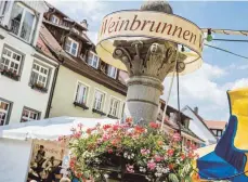  ?? FOTO: STADT MEERSBURG ?? Beim Winzerfest in der Unterstadt in Meersburg ist der Weinbrunne­n immer eine der großen Attraktion­en.