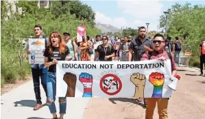  ??  ?? UnA MArCHA de apoyo a beneficiar­ios del programa, en campus de UteP