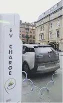  ??  ?? 0 Electric vehicles will soon become the norm on city streets