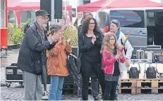  ?? RP-FOTOS (3): KAISER ?? Die Kempen Big Band unter Leitung von Markus Türk spielte auf dem Bergerplat­z (oben). Nur wenige Zuschauer kamen zum Straßenmus­ikfestival. Die Musikgrupp­en spielten zumeist unter Pagodenzel­ten (rechts).