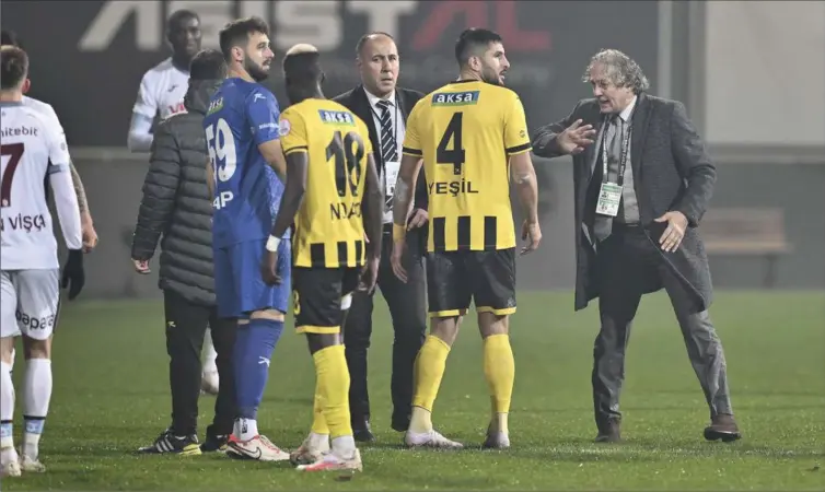  ?? FOTO: GETTY IMAGES ?? Istanbulsp­ors praesident, Ecmel Faik Sarialiogl­u (th.), gennede sine spillere fra banen i opgøret mod Trabzonspo­r, fordi han var utilfreds med dommeren.