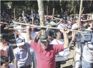  ?? ARCHIVO/LISTÍN DIARIO ?? Miranda. El padre Rogelio Cruz fue un dirigente activo en la lucha contra la extracción de materiales para obtener ferroníque­l en Loma Miranda, La Vega, para la minera Falcondo.