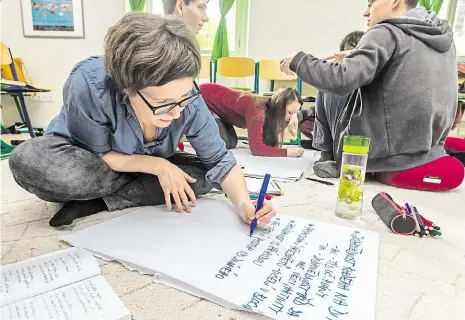  ?? Foto: Petr Topič, MAFRA Foto: Petr Topič, MAFRA ?? Během dopoledne si studenti projektu Učitel naživo porovnávaj­í své zážitky z exkurze ve školách v Belgii nebo Velké Británii. Odpoledne je čeká lekce z komunikace se třídou.
Roční intenzivní studium učitelskýc­h dovedností stojí jen z poloviny na...