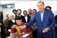  ?? MURAD SEZER/REUTERS ?? PILIH ”YA”: Presiden Turki Tayyip Erdogan memasukkan surat suara dalam referendum di Istanbul, Turki, kemarin.