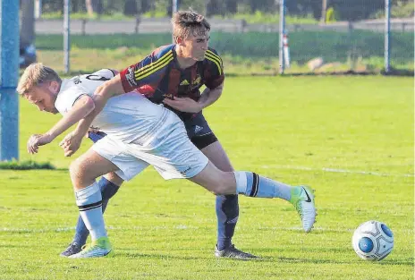  ?? FOTO: BODON ?? Leicht desorienti­ert wirkte der SV Denkingen zuletzt, kam zweimal nicht über ein Remis hinaus. Nach zwei Siegen zum Saisonauft­akt schien die Wunderlich-Elf auf der richtigen Spur. Im Heimspiel gegen Anadolu Radolzell sollte nun ein Sieg her, sonst...