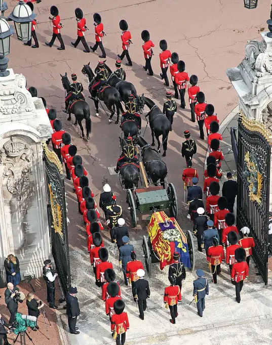  ?? ?? Splendid synchronic­ity: Some 320 members of Armed Forces personnel escorted The Queen’s coffin