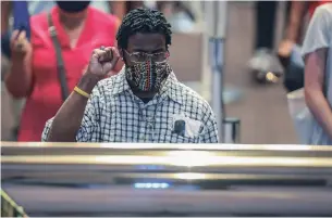  ?? GODOFREDO A. VÁSQUEZ HOUSTON CHRONICLE ?? A mourner views the casket of George Floyd at a church on Monday in Houston.