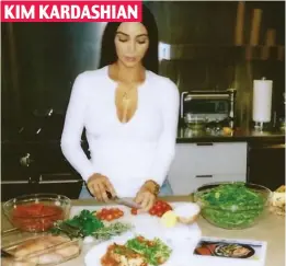  ??  ?? Low-carb: The reality TV star prepares a ‘ketogenic’ meal KIM KARDASHIAN