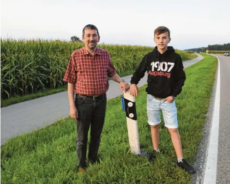  ?? Foto: Berthold Veh ?? Klaus und Raphael Probst haben am Samstag auf diesem Radweg zwischen Eppisburg und Binswangen beherzt Erste Hilfe geleistet. Die beiden Eppisburge­r trugen mit weiteren Helfern dazu bei, dass das Leben eines Radfahrers aus dem Zusamtal gerettet werden konnte.