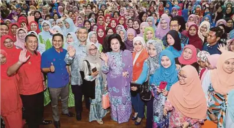  ?? [FOTO AMRAN HAMID/BH] ?? Rosmah dan Ahmad Bashahbers­ama mahasiswi pada perasmian Majlis Konvensyen Siswi Cinta Negara di UITM cawangan Merbok, Sungai Petani, semalam.