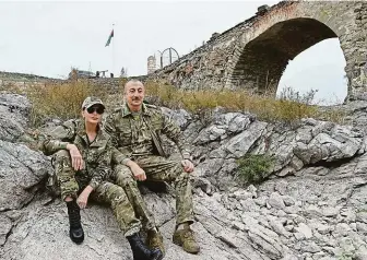  ?? FOTO REUTERS ?? Vytlačili nepřítele. Ázerbájdžá­nský prezident Alijev navštívil dobyté území Karabachu i s manželkou.