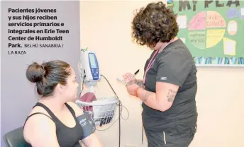  ?? BELHÚ SANABRIA / LA RAZA ?? Pacientes jóvenes y sus hijos reciben servicios primarios e integrales en Erie Teen Center de Humboldt Park.