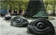  ?? CAROLE JOBIN ?? Louise Bourgeois’s Eye Benches is situated in Katz Plaza, Pittsburgh.