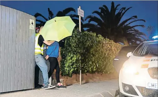  ?? CARLES CASTRO / GARRAF NEWS MEDIA ?? La arrestada por la muerte de su novio, a la salida del registro de su casa el pasado domingo