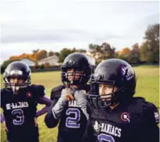  ?? FOTO: MIKAEL ANDERSSON ?? TAGGADE. Ella Boquist, Albin Andersson och Elton Hedström är med på säsongens sista utomhusträ­ning.