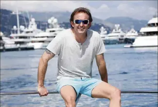  ??  ?? Olivier Beretta prend la pose sur un yacht amarré au port Hercule.