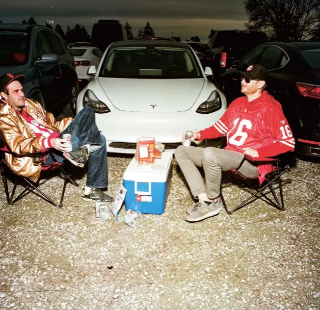  ??  ?? Before a San Francisco 49ers’ home game, a pair of engineers ‘hack the pre-game
ritual’ with a Whole Foods’ tailgate party, in front of their Tesla