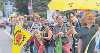  ?? FOTOS: DPA ?? Nach Angaben des Bündnisses „Stop Tihange“wurde die 90 Kilometer lange Kette bis auf vereinzelt­e Lücken geschlosse­n. In Aachen standen die Menschen dicht an dicht.