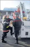  ??  ?? Les pompiers et la grande échelle