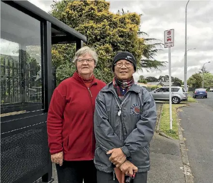  ?? MANDY TE/STUFF ?? St Heliers residents Annette and Eddie Huang often go on bus trips around Auckland but sometimes their plans are put out by buses that never show.