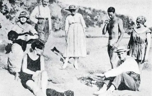  ??  ?? EN TOSSA. Olga con un grupo de artistas que huían de la guerra en 1917. Durante los años siguientes Tossa de Mar se convirtió en el destino vacacional de la artista y su esposo.