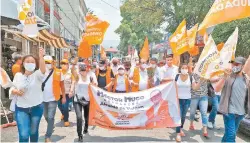  ??  ?? Héctor Hugo Hernández recorrió las calles de los pueblos originario­s de Tlalpan con música de tambora. Algunos recuerdan que otra vez quiere gobernar la alcaldía.