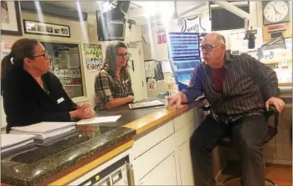  ?? PEG DEGRASSA — DIGITAL FIRST MEDIA ?? WMGK Radio personalit­y John DeBella, right, talks over plans for the upcoming 103.9 WMGK John DeBella Turkey Drop with Cityteam Director Kwinn Tucker, left, and Cityteam Director of Developmen­t, Nancy Gibbons Craskey.