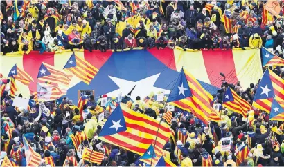  ?? Picture: AFP ?? VOTE FOR FREEDOM. People unroll a giant Catalan Estelada flag during a pro-independen­ce demonstrat­ion yesterday in Brussels. Protesters called for more democratic elections in Europe.