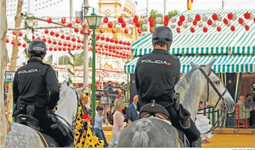 ?? JUAN CARLOS MUÑOZ ?? Dos policías nacionales a caballo, en la Feria de Abril.