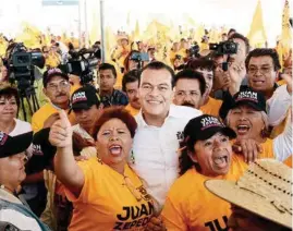  ??  ?? VISITA. Juan Zepeda, candidato del PRD al gobierno del Estado de México, estuvo ayer en la colonia Ciudad Cuauhtémoc, en Ecatepec.