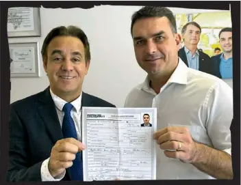  ??  ?? SEM NOÇÃO O senador Flávio Bolsonaro, junto ao presidente do Patriota Adilson Barroso, expõe todos os seus dados pessoais na ficha de filiação