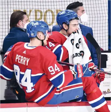  ?? PHOTO MARTIN CHEVALIER ?? Nick Suzuki s’essuyant le visage après avoir reçu un coup en 3e période.