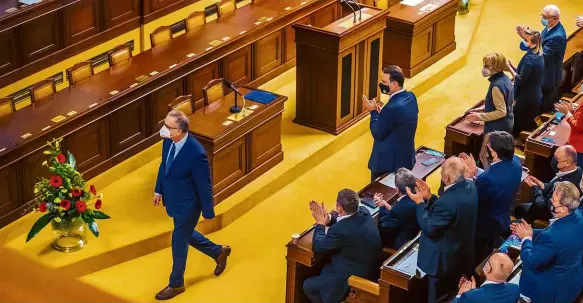  ?? Foto: Petr Topič, MAFRA ?? Odcházení Poslanci tleskají Miroslavu Kalouskovi poté, co včera oznámil konec ve Sněmovně. „Mějte se tu fajn,“řekl u pultíku.