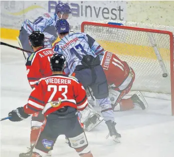  ?? FOTO: ROLAND RAPPEL ?? Beim Deggendorf­er SC erzielte Robbie Czarnik (links) seine ersten Saisontore für die Towerstars. Nun geht es zu seinem Ex-Club nach Crimmitsch­au.