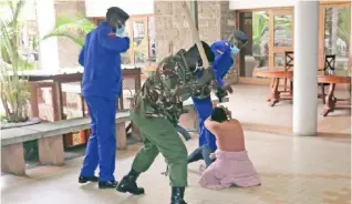  ??  ?? A standoff between the police and lawmakers ensued and the four police officers were pictured assaulting local representa­tive Patricia Mutheu.
